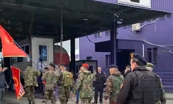 Veteranët dhe qytetarët kalojnë kufirin për protestë në Tiranë