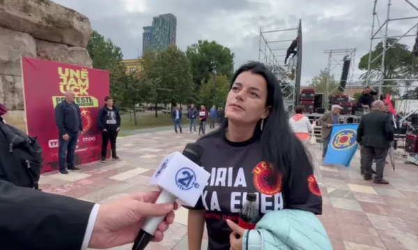 Vasfije Krasniqi proteston në Tiranë kundër Serbisë