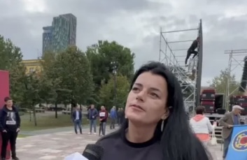 Vasfije Krasniqi proteston në Tiranë kundër Serbisë