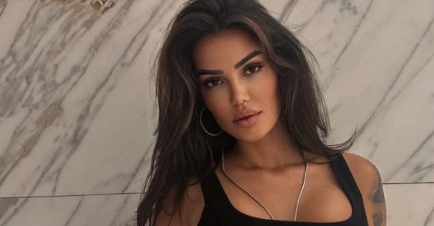 Morena pozon para pasqyrës, tregon elegancën e saj