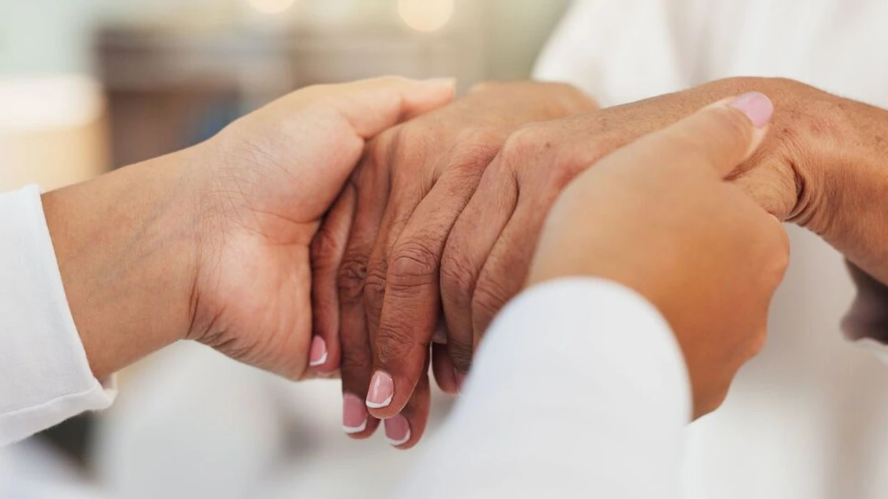 Njollat e bardha në thonj: Çfarë tregojnë për shëndetin tuaj