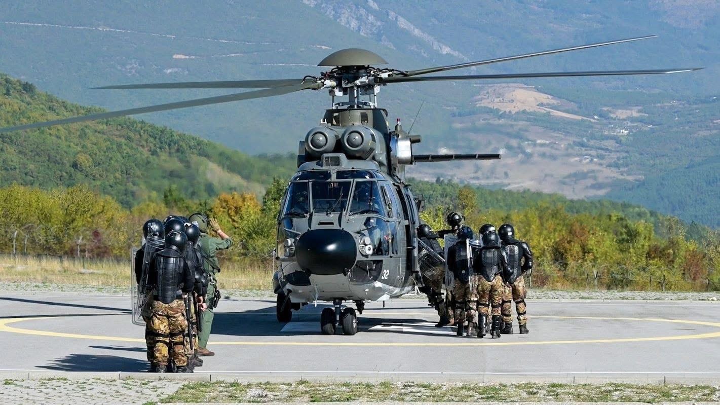 Forcat Italiane të KFOR-it kryejnë ushtrim helikopterësh në Kosovë