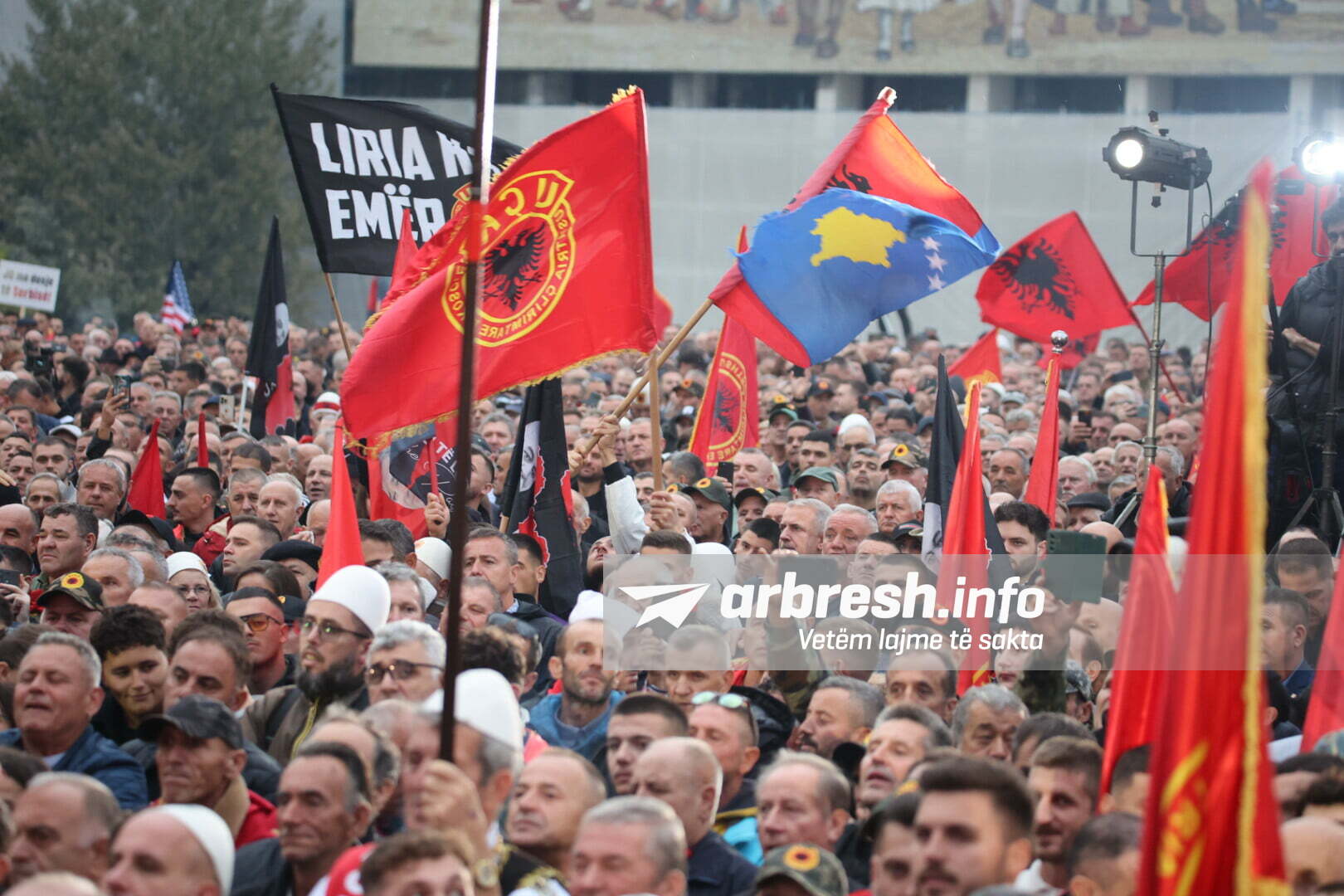 Protesta në Tiranë për UÇK-në tërheq vëmendjen globale