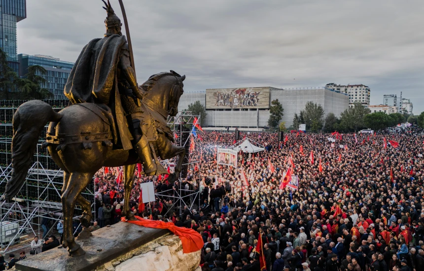 Protesta e UÇK në Tiranë tërheq vëmendjen ndërkombëtare