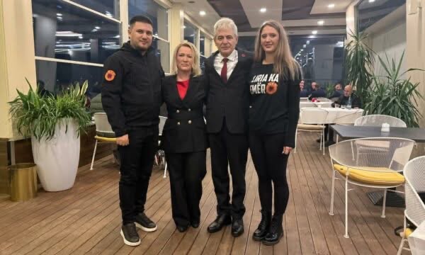 Ali Ahmeti publikon foto pas protestës në Tiranë për çlirimtarët