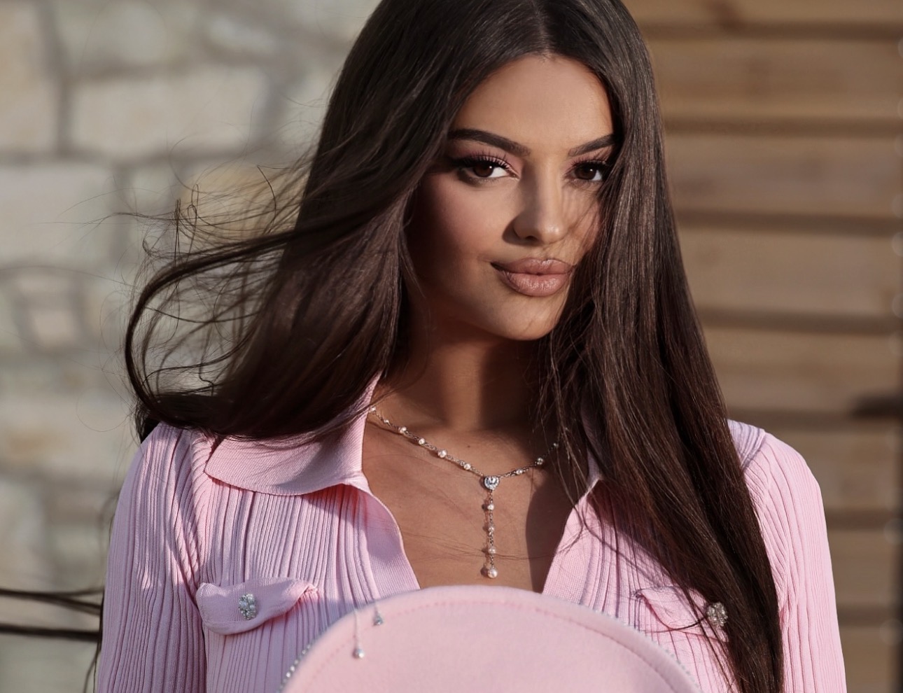 Enca Shfaq Elegancën e Saj me Pozat e Reja