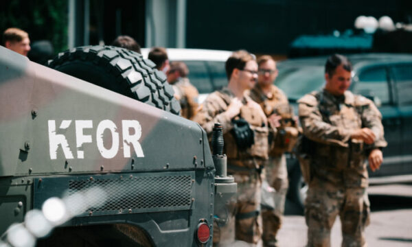 Shekerinska: KFOR-i vëzhgon qiellin e Kosovës, s’kishte kërcënime sigurie nga dronët e Serbisë