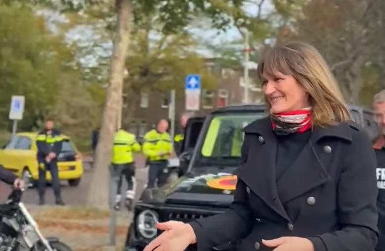 Nevenka Tromp bashkohet me protestën e motoristëve në Hagë