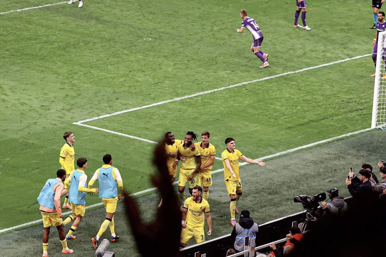 Milan përmbys Fiorentinën dhe kryeson në Serie A