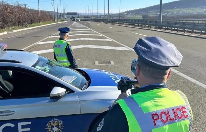 Policia ndalon një 29-vjeçar që po ngiste me 115 km/h