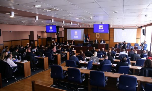 Forcimi i shumicës në Kuvendin e Prishtinës: Analizë e ulëseve