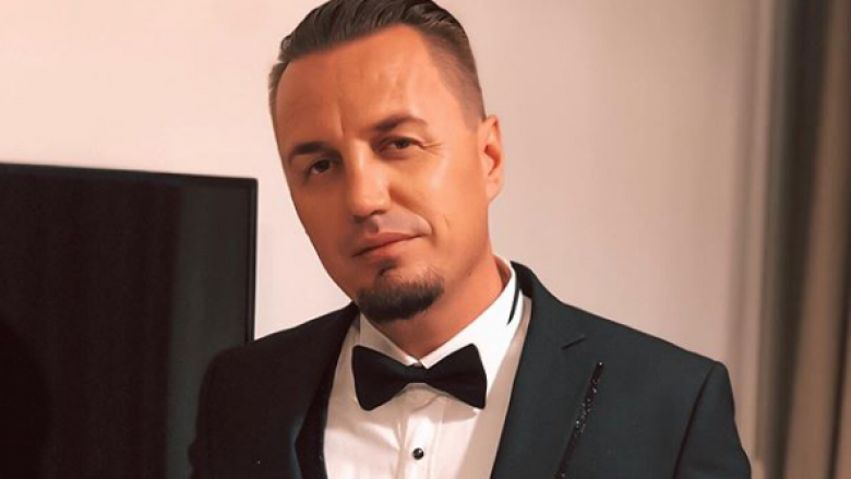 Blero publikon foto të partneres në orët e vona të natës