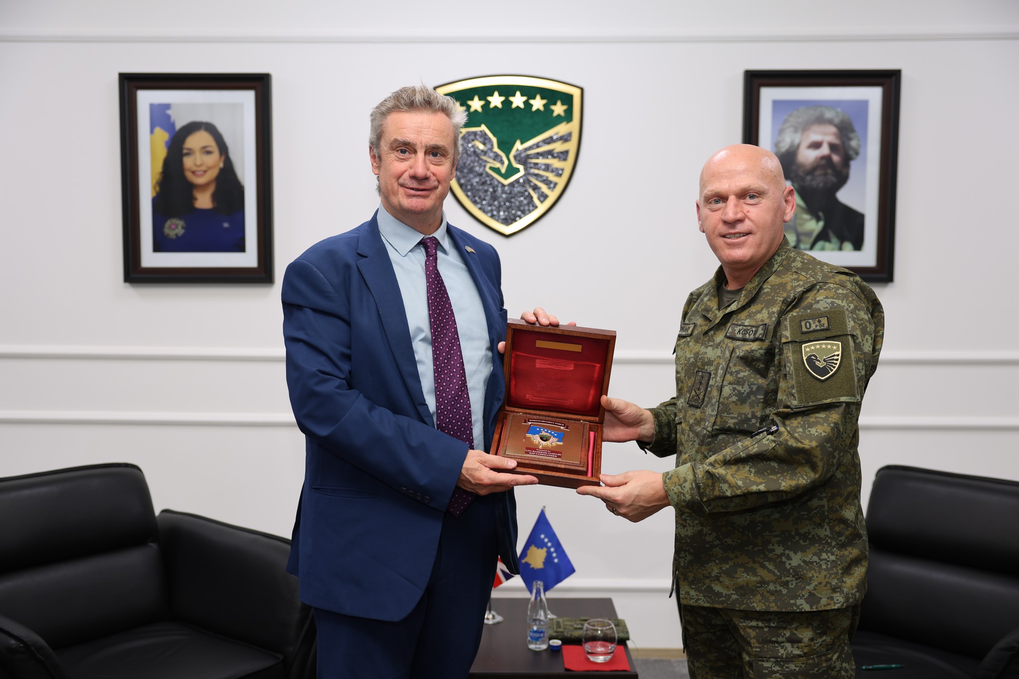 Jashari dhe ambasadori britanik bisedojnë për bashkëpunimin ushtarak