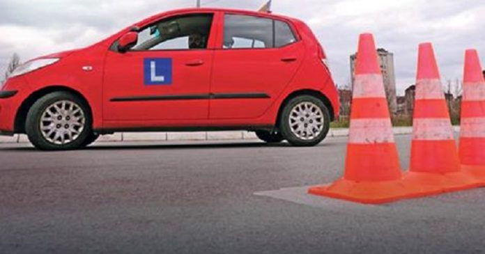 Instruktorja në Ferizaj gjobitet për përdorim telefoni nga kandidati