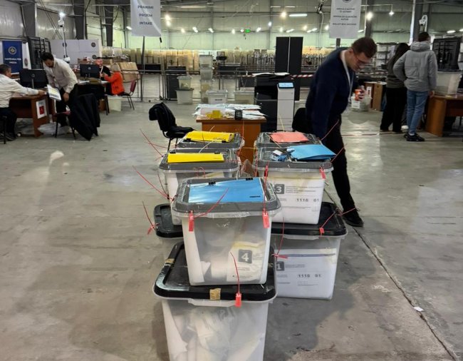 Rinumërimi i 5 vendvotimeve mbaron, vijon numërimi i votave të veçanta