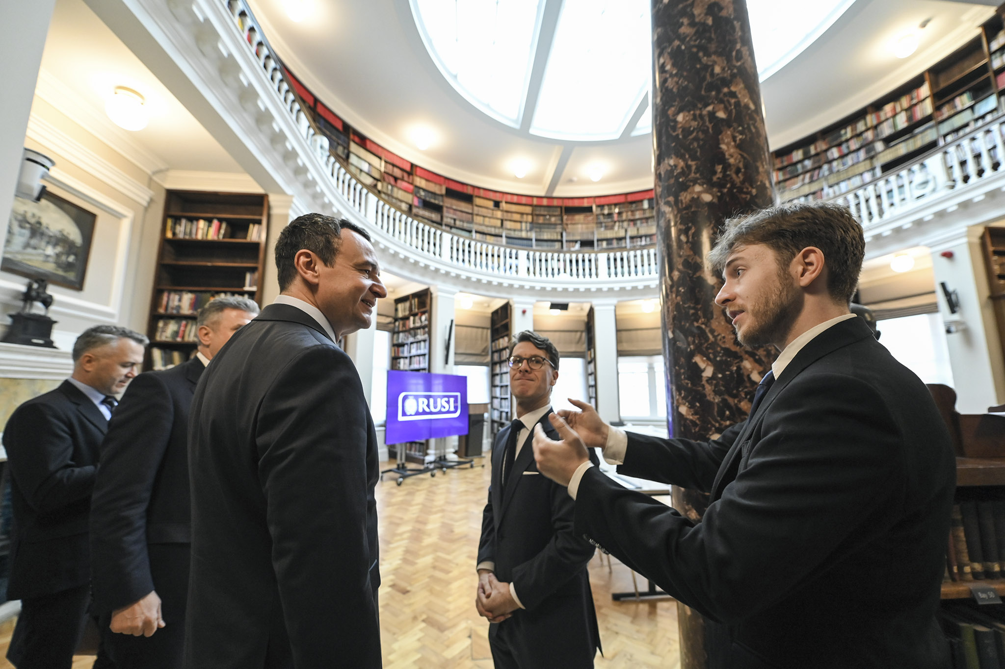 Kryeministri Kurti viziton Institutin Mbretëror të Shërbimeve në Mbretërinë e Bashkuar