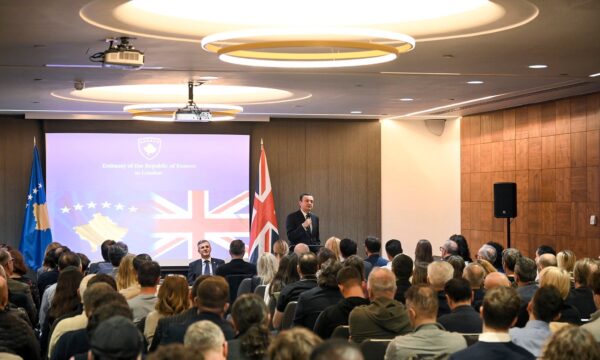 Kurti me humor në Londër: Shkëmbim batutash me një mërgimtar