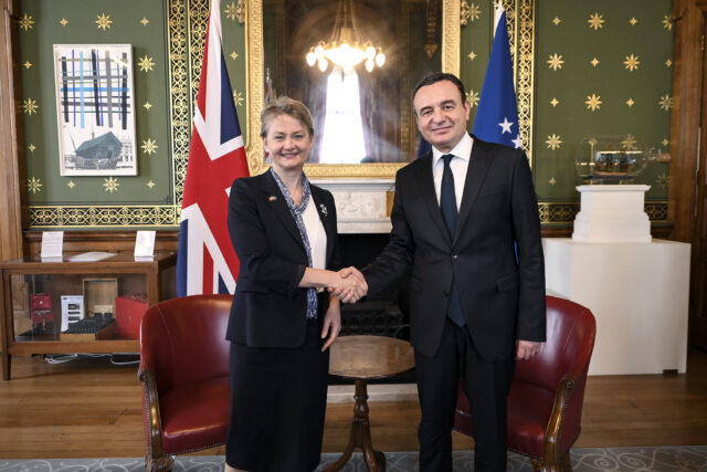 Kryeministri Kurti takohet me sekretaren britanike për çështje kyçe