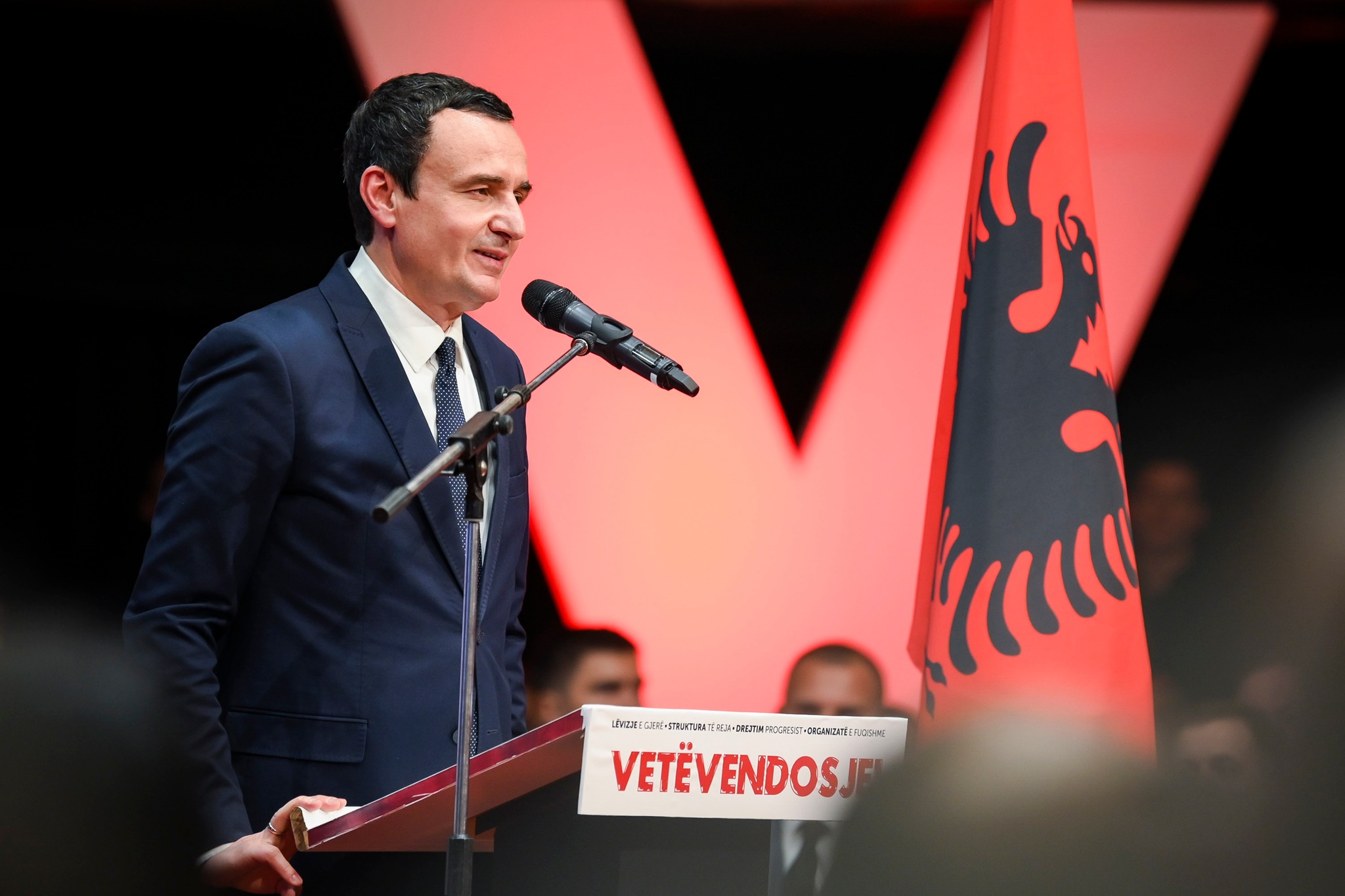 Balaj: Kurti përballet me sfida në sigurimin e mbështetjes në Kuvend