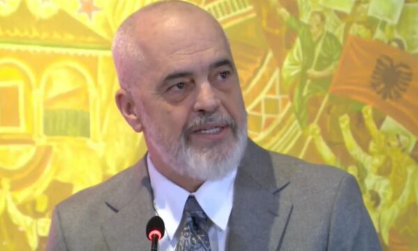 Rama: Shqipëria refuzon qendrat e kthimit për emigrantët