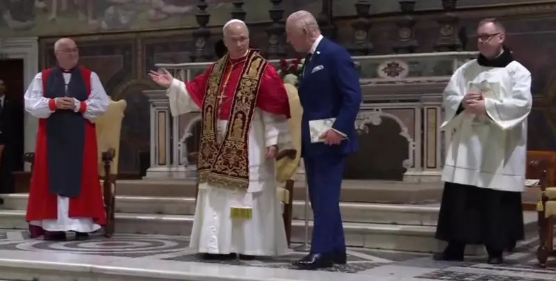 Mbreti Charles lutet me Papën, një ngjarje historike pas 500 vitesh