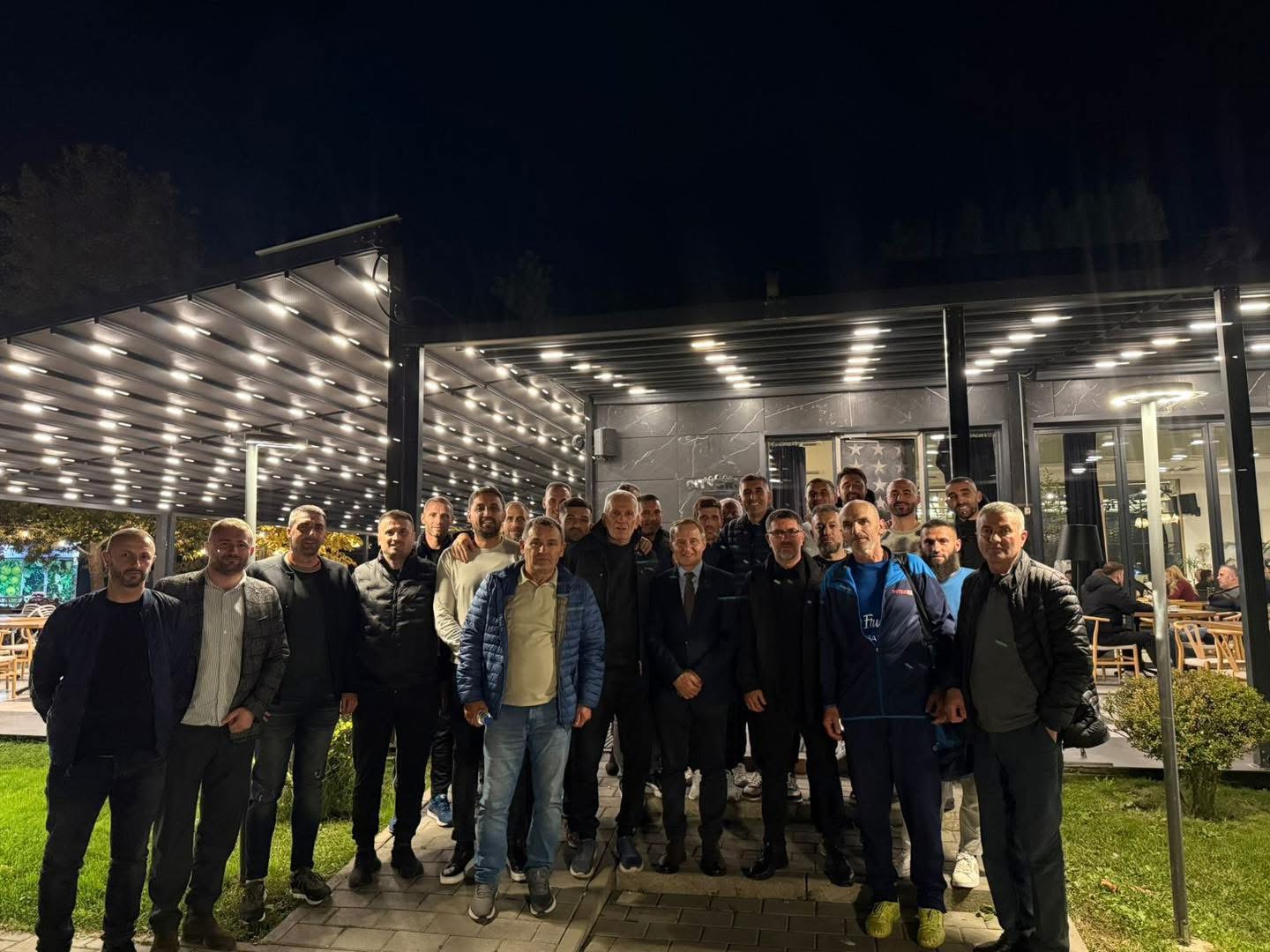 Ish-futbollistët e Vushtrrisë mbështesin Ferit Idrizin