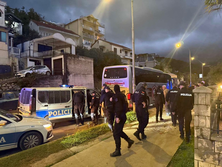 Tifozë të Bashkimit ndalohen në Mal të Zi për grafite UÇK