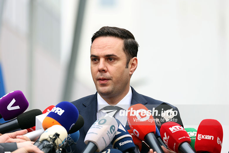 Abdixhiku parashikon veprime teatrale nga VV-ja të dielën