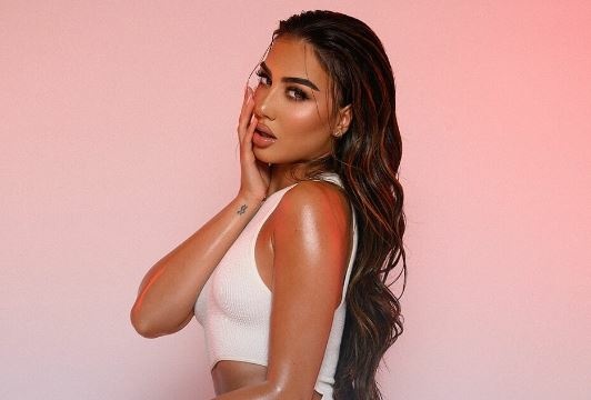 Melinda reagon ndaj thashethemeve për shtatzëninë e saj