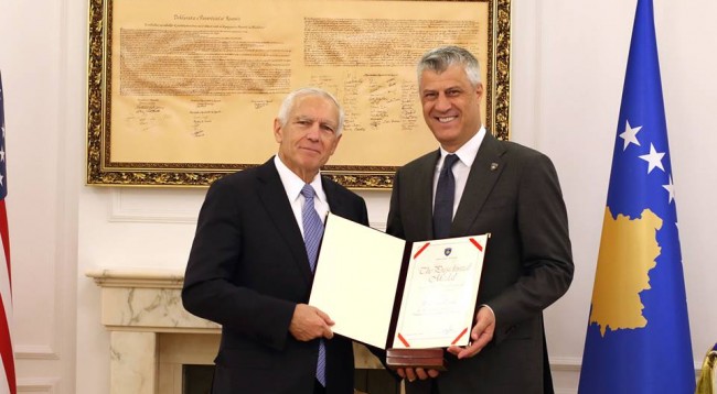 Gjenerali Clark do të dëshmojë në mbrojtje të Thaçit në gjyq