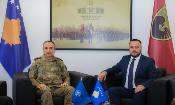Ministri maqedonas diskutojnë sigurinë me liderin e KFOR-it
