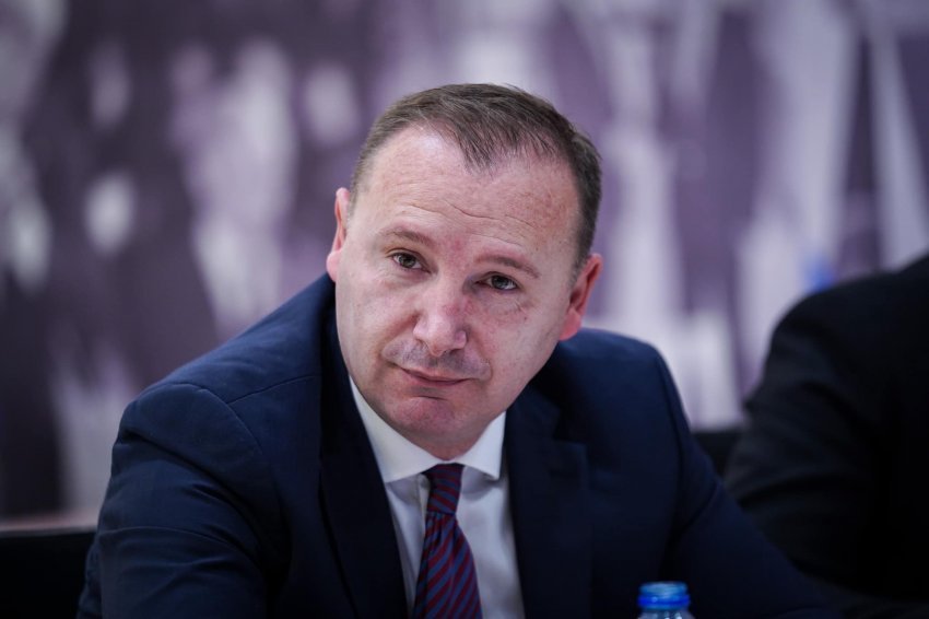 Përplasje fizike mes deputetit Armend Zemaj dhe një qytetari