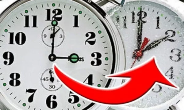 Ora ndryshon sonte pas mesnate, kthehet një orë mbrapa