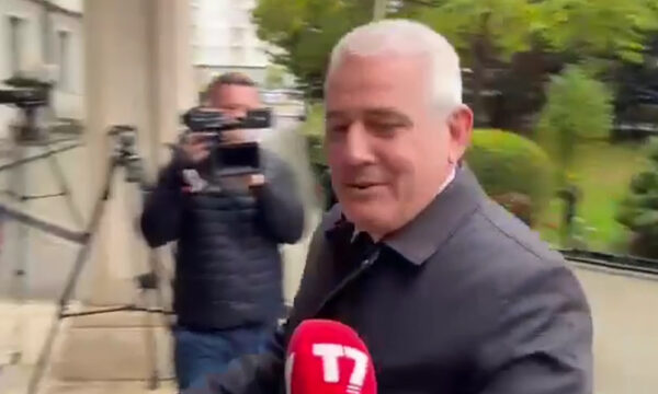 Sveçla përshëndet deputetët para seancës për qeverinë Kurti 3