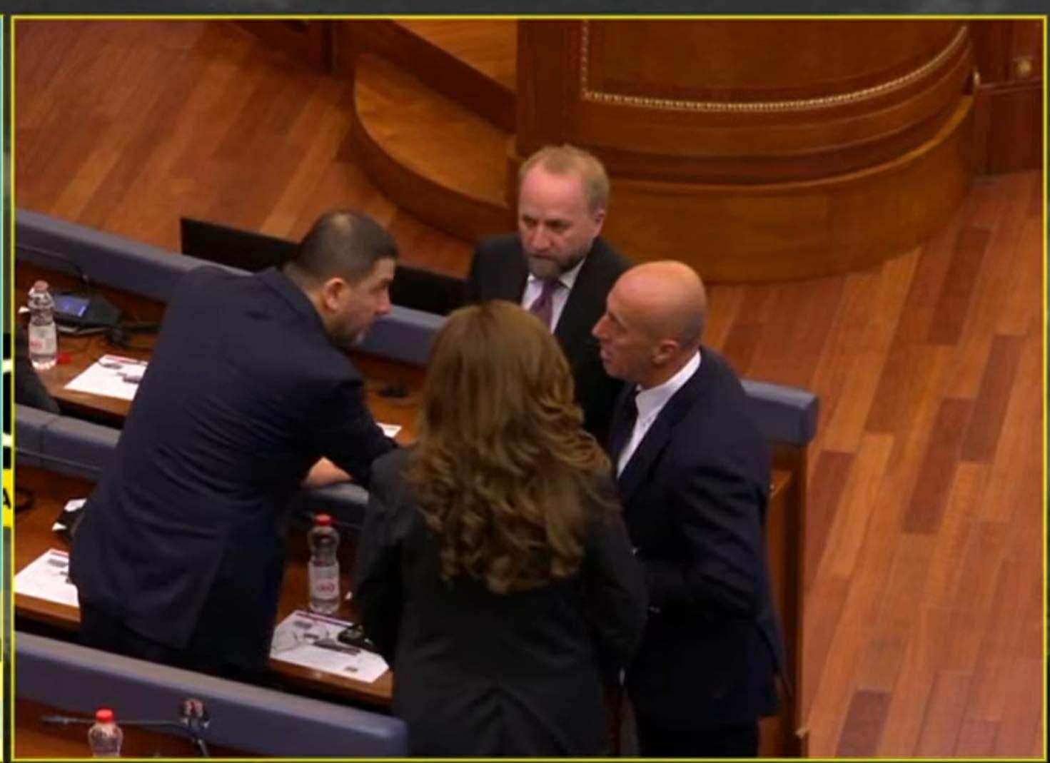 Liderët e opozitës zhvillojnë bisedime para seancës “Kurti 3”