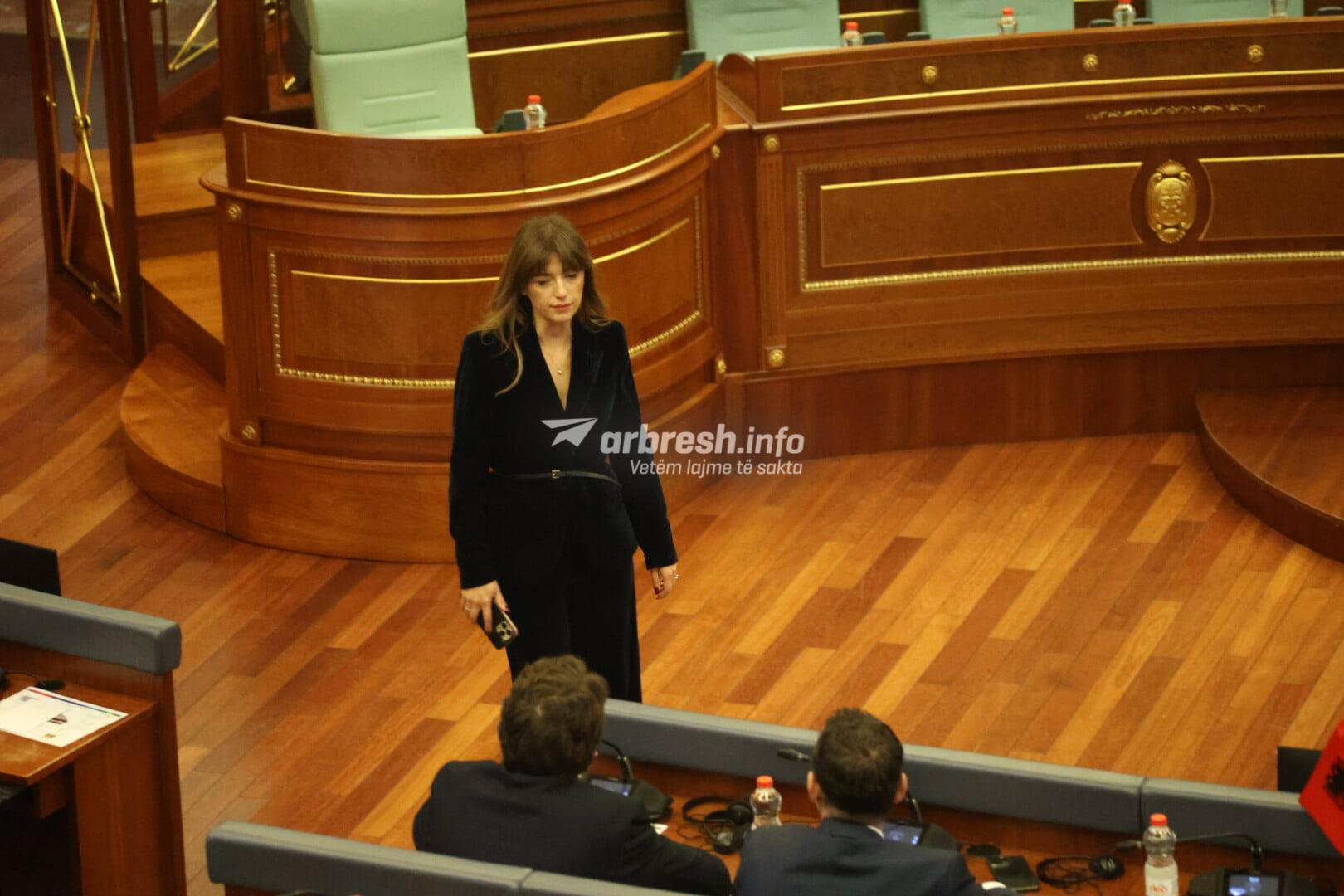 Albulena Haxhiu: Qeveria e Kurtit e palëkundur pas votimit