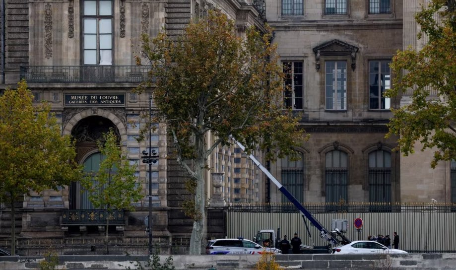 Dy persona të arrestuar për grabitjen në muzeun e Luvrit