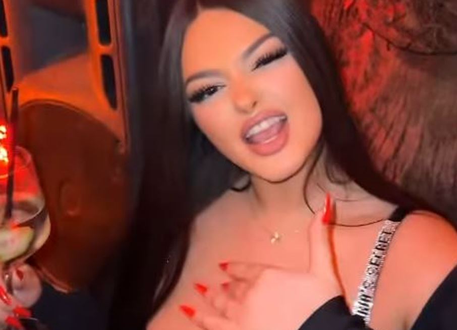 Enca pozon me bikini të kuqe në plazh