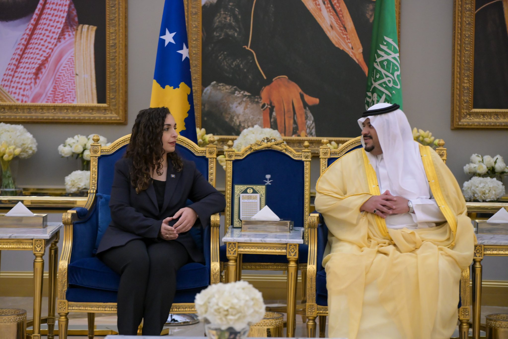 Presidentja Osmani viziton Riadin, pritet me ceremoni zyrtare