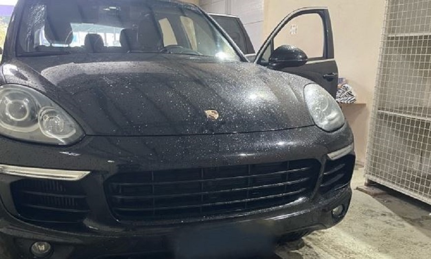 Policia ndalon Porsche në Vërmicë, zbulon cigare dhe pije