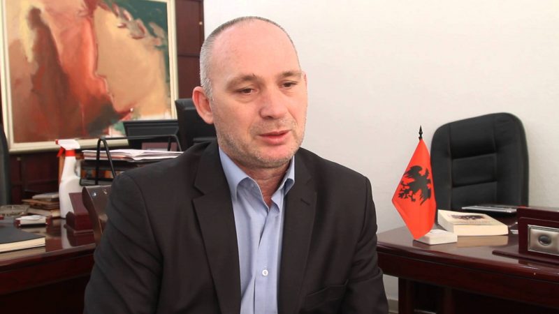 Humolli: VV-ja përplaset, sfidon ndërtimin e shtetit