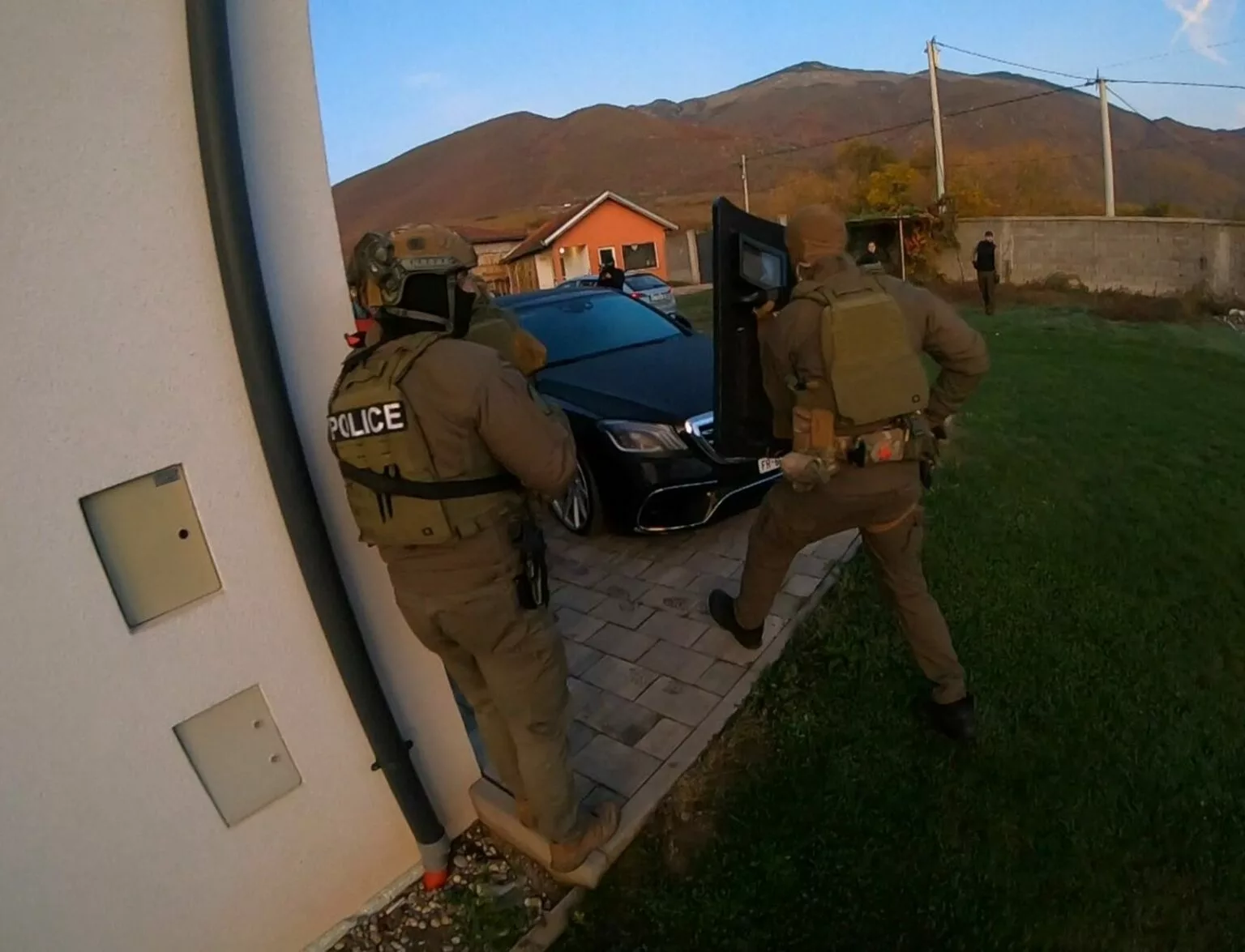 Tre të arrestuar në Pejë për kultivim narkotikësh në Sverkë