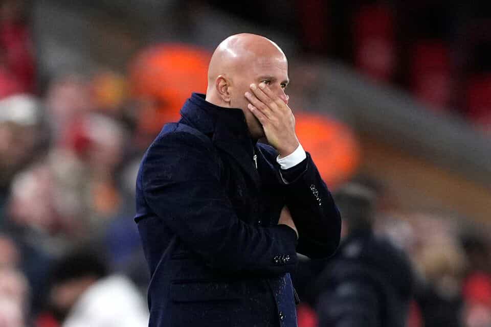 Pozita e Arne Slot te Liverpooli në rrezik për shkarkim