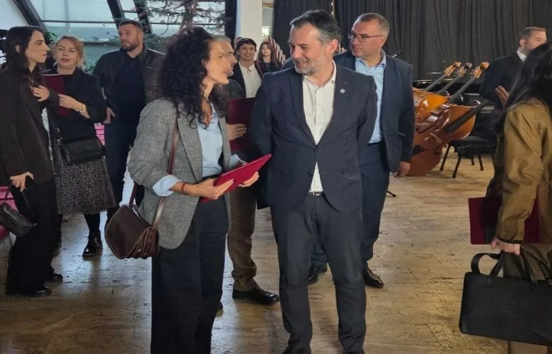 Biblioteka Kombëtare merr dhuratë një piano nga MKRS-ja