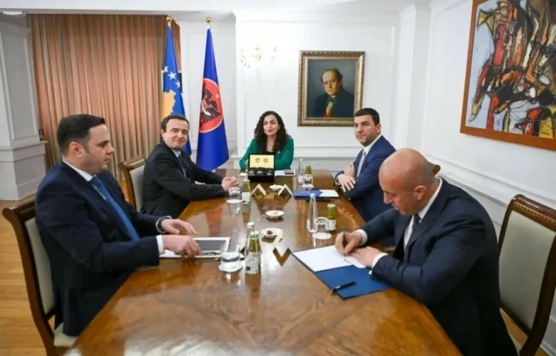 Presidentja Osmani zhvillon takim me liderët politikë shqiptarë