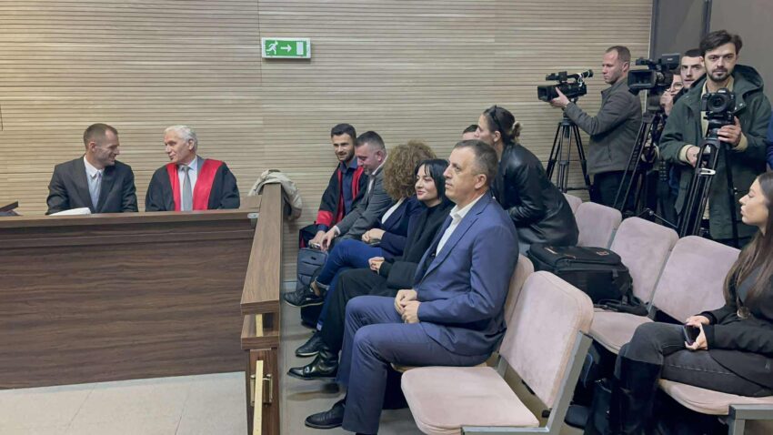 Seanca për gazin lotsjellës në kuvend shtyhet, Sveçla mungon