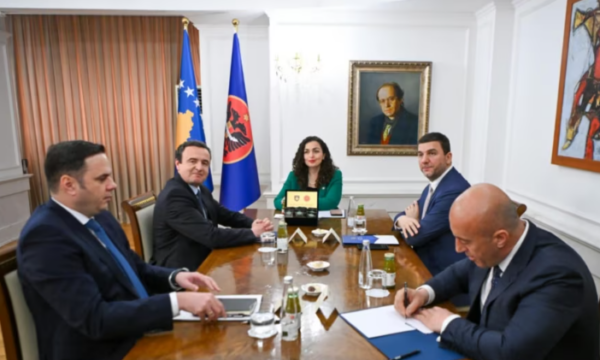 Osmani zhvillon takim me liderët partiakë për tema kyçe