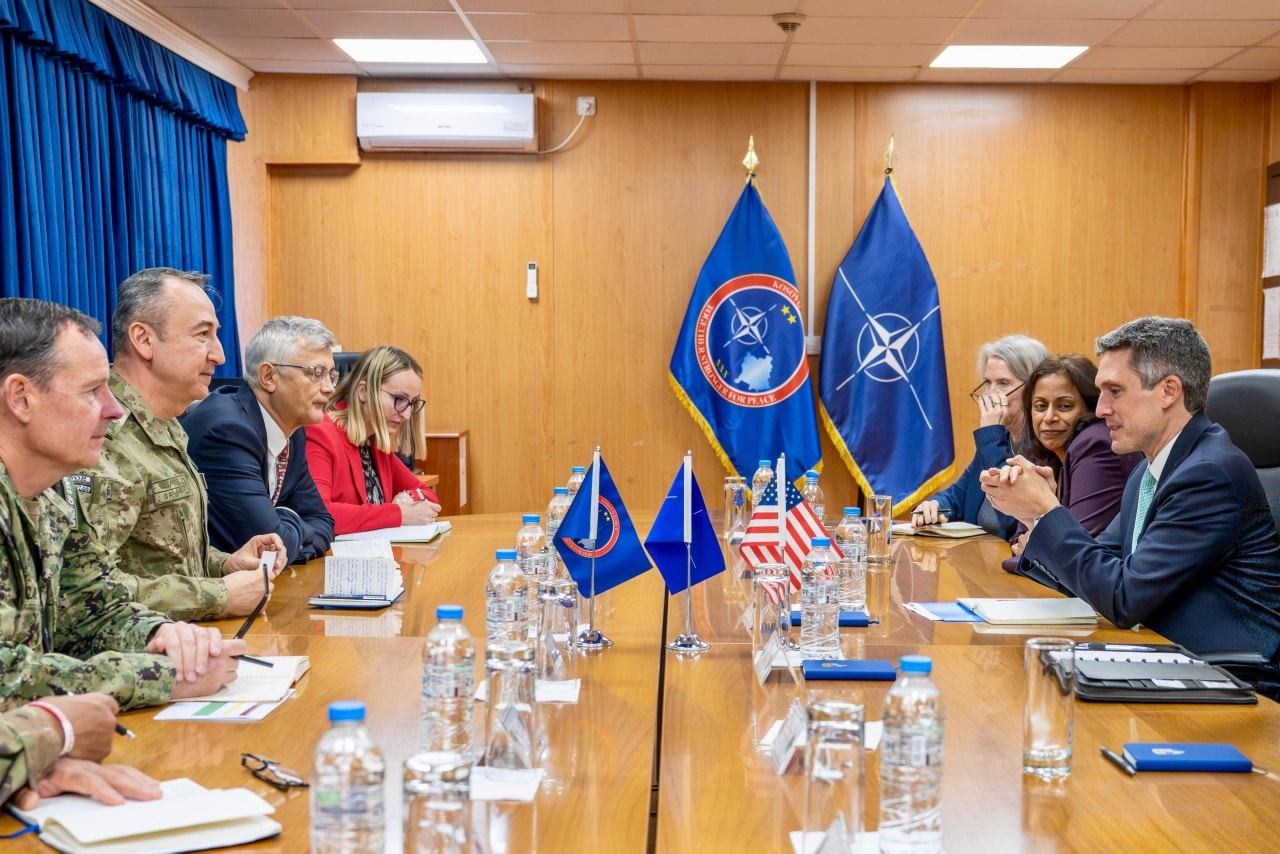 Zyrtari i lartë amerikan takohet me Ulutash për sigurinë dhe dialogun