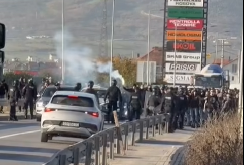 Policia përdor gaz lotsjellës për të qetësuar tifozët në konflikt