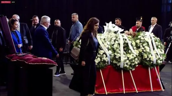 Liderët rajonalë nderojnë Fatos Nanon në Pallatin e Kongreseve